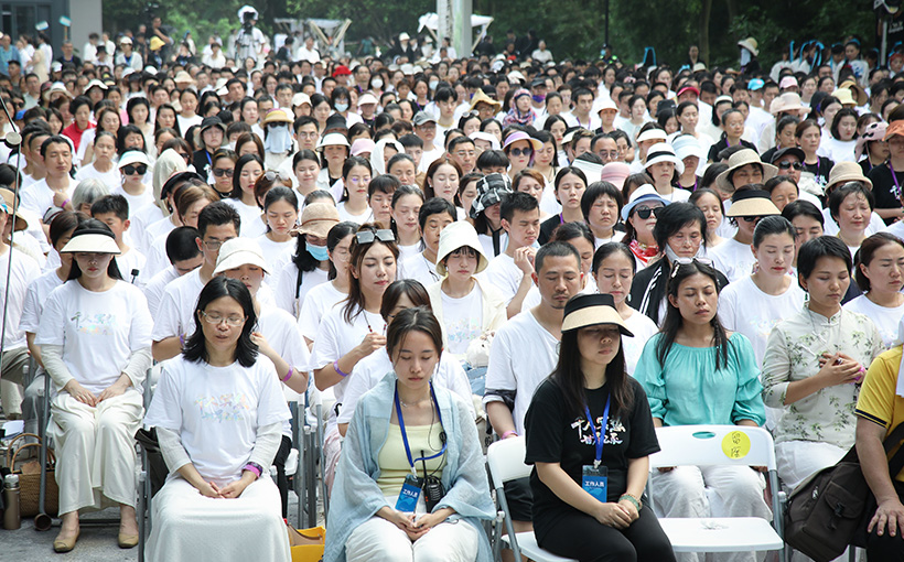 Largest meditation event with crystal in hands(图3）