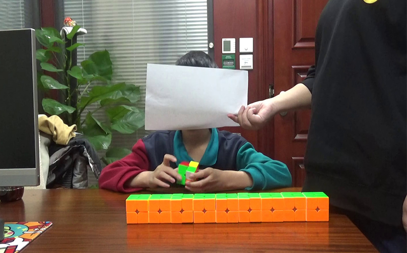 Fastest time to solve ten 2×2×2 Rubik's Cubes blindfolded(图5）