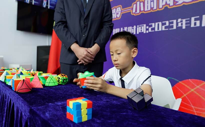 Youngest person to solve 60 types of Rubik's Cubes in one hour(图3）