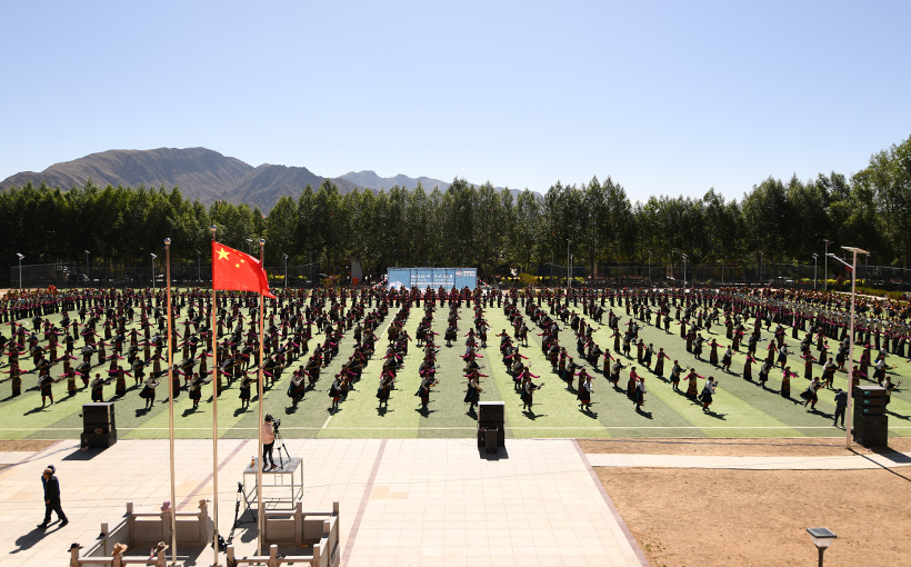 Largest performance of the intangible cultural heritage of Shigatse folk dance(图2）