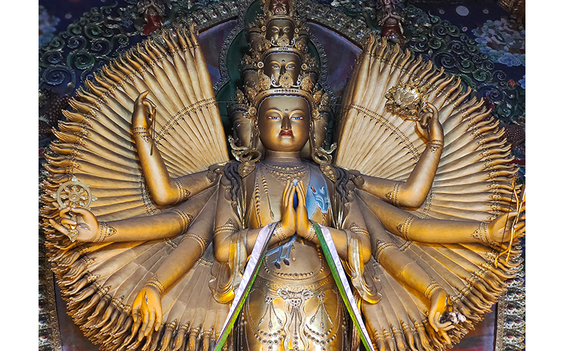 Largest clay sculpture of the Thousand-Armed Thousand-Eyed Avalokitesvara(图1）