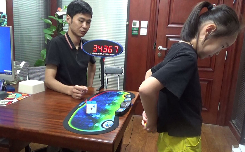 Fastest time to solve two 2×2×2 Rubik's Cubes with hands behind the back(图3）